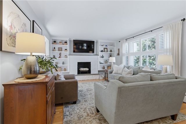 14 Clara Road, Tiverton, RI 02878