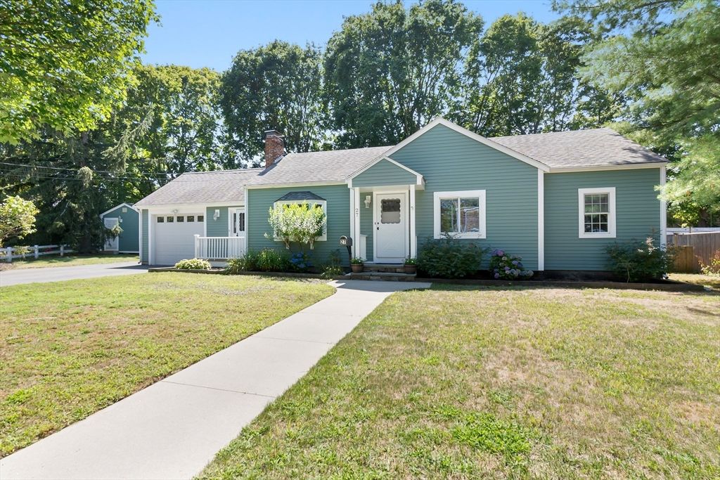 27 May St, Marblehead, MA 01945