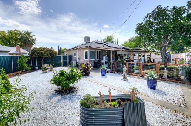 2973 E Simpson Avenue, Fresno, CA 93703