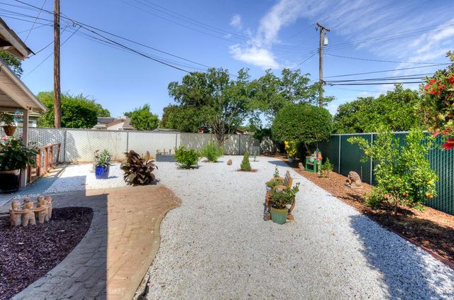 2973 E Simpson Avenue, Fresno, CA 93703