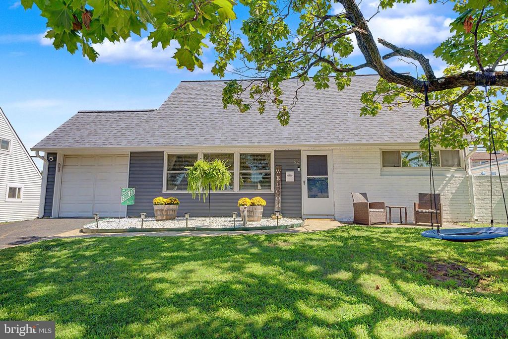 82 KRAFT LN, LEVITTOWN, PA 19055 — exterior