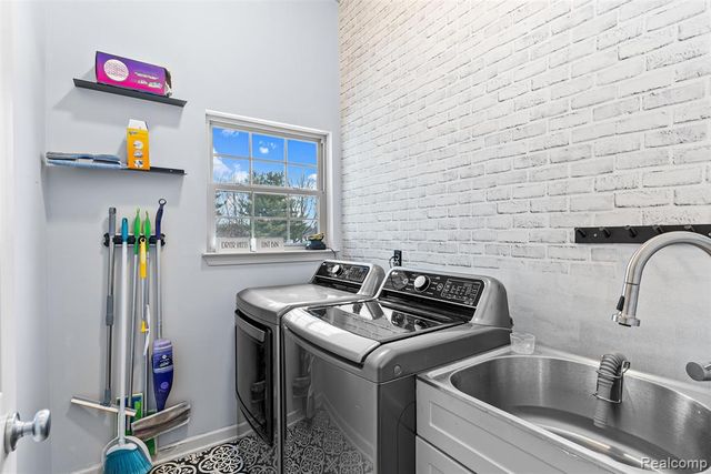 2330 Cherry Tree Lane, Grand Blanc, MI 48439