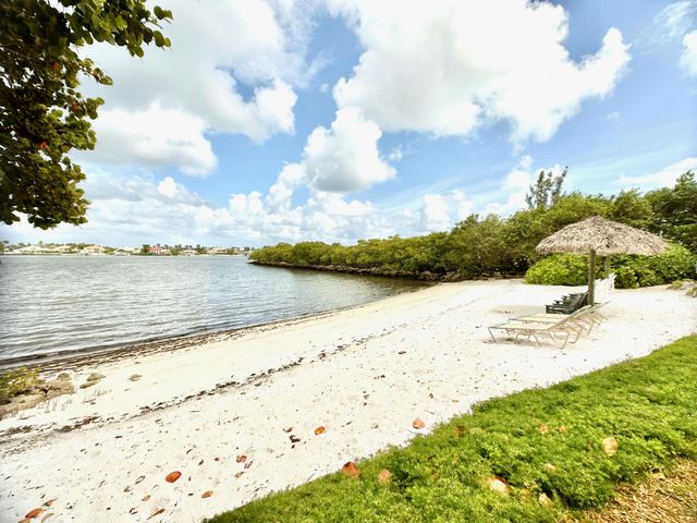 700 Scotia Drive 305, Hypoluxo, FL 33462