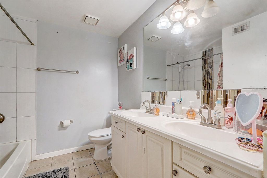 Image 13 of property listing at 1229 BERMUDA LAKES LANE 202, Kissimmee, FL 34741