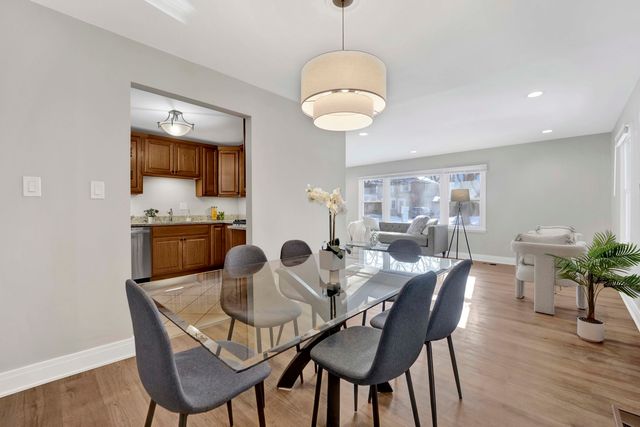 2011 Cleveland Street, Evanston, IL 60202