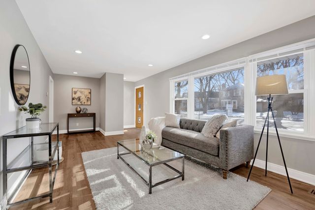 2011 Cleveland Street, Evanston, IL 60202