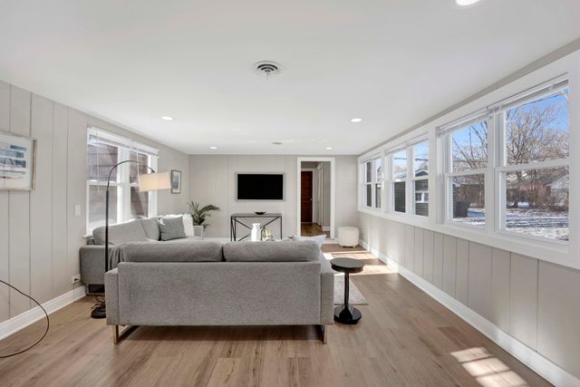 2011 Cleveland Street, Evanston, IL 60202