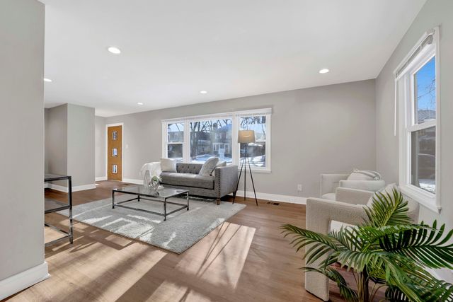 2011 Cleveland Street, Evanston, IL 60202