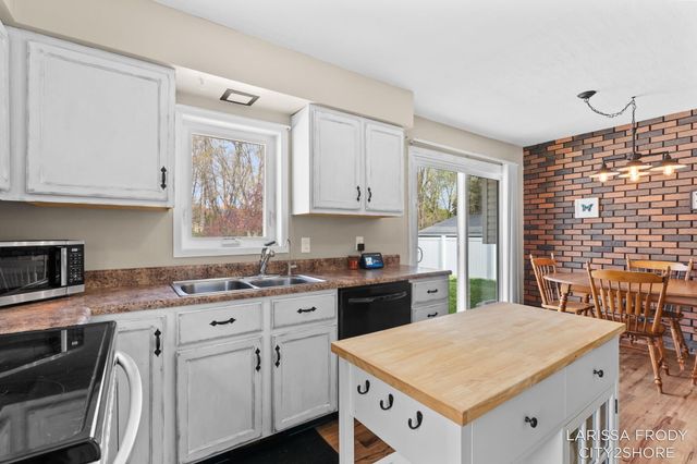 245 Helen Drive, Rockford, MI 49341