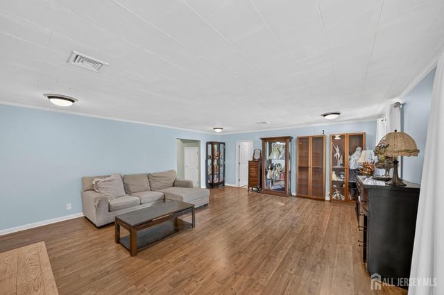 41 Weldon Road, Edison, NJ 08817