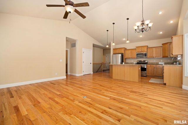 6502 N Queen Frances Ln, Peoria, IL 61615