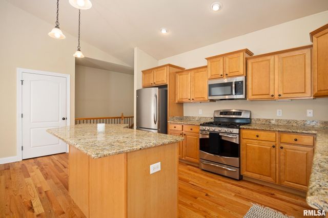 6502 N Queen Frances Ln, Peoria, IL 61615