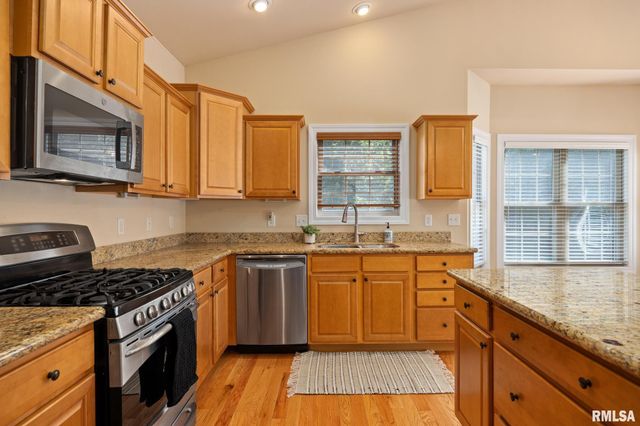 6502 N Queen Frances Ln, Peoria, IL 61615