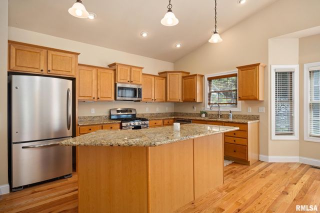6502 N Queen Frances Ln, Peoria, IL 61615