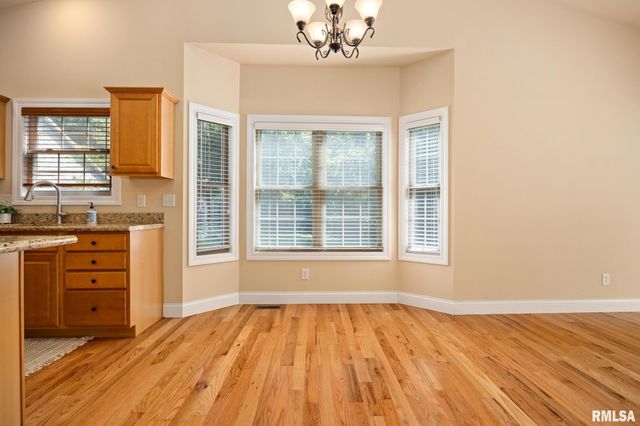 6502 N Queen Frances Ln, Peoria, IL 61615