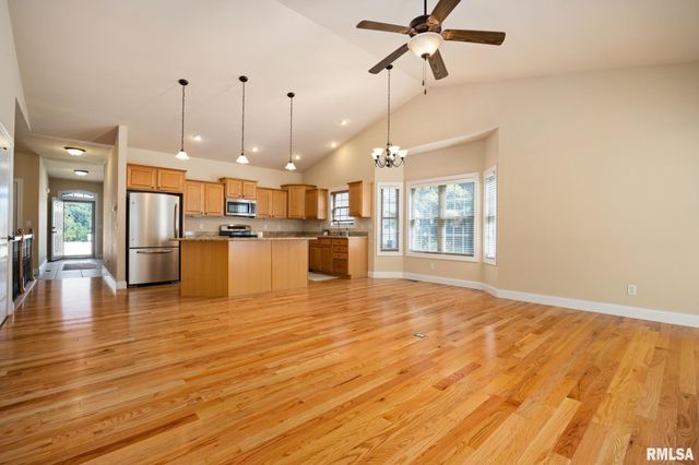 6502 N Queen Frances Ln, Peoria, IL 61615