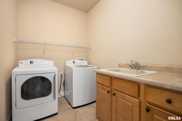 6502 N Queen Frances Ln, Peoria, IL 61615
