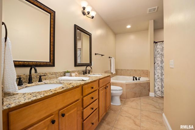 6502 N Queen Frances Ln, Peoria, IL 61615