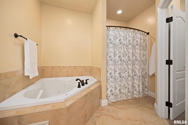 6502 N Queen Frances Ln, Peoria, IL 61615