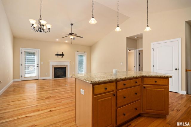 6502 N Queen Frances Ln, Peoria, IL 61615
