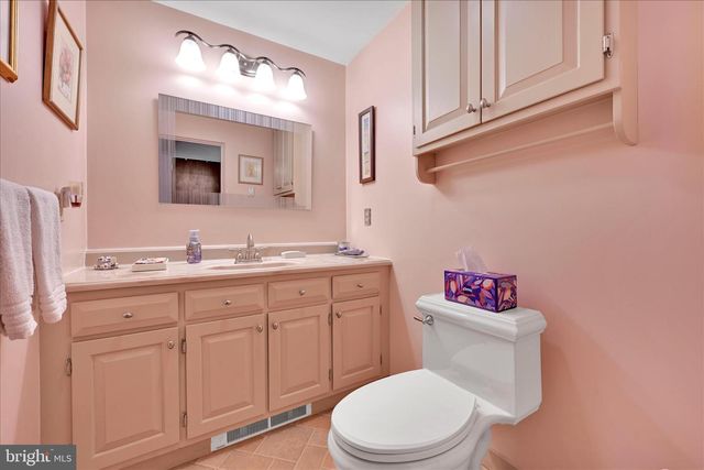 1827 DIVOT CT, Lancaster, PA 17602