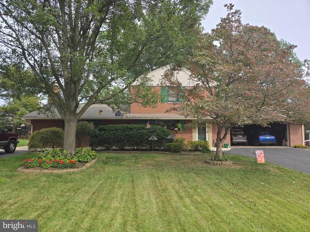 1827 DIVOT CT, Lancaster, PA 17602