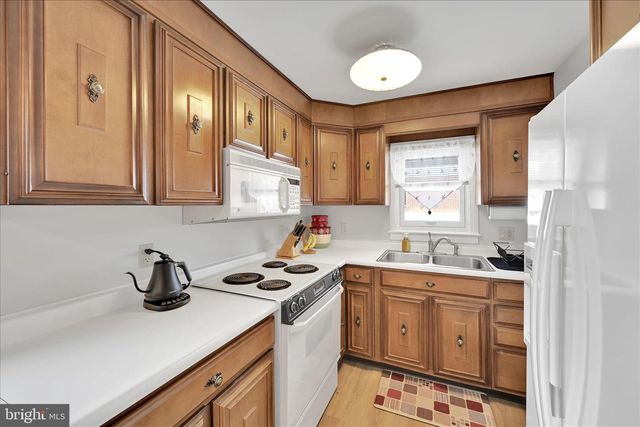 1827 DIVOT CT, Lancaster, PA 17602