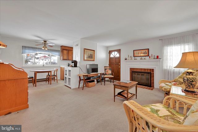 1827 DIVOT CT, Lancaster, PA 17602