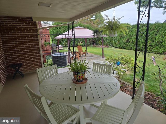 1827 DIVOT CT, Lancaster, PA 17602