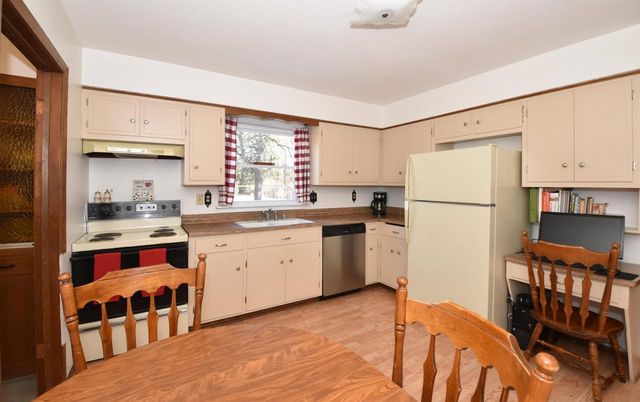 2324 S Brookland ROAD, New Berlin, WI 53151