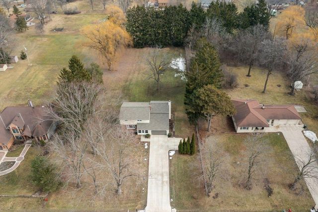 2324 S Brookland ROAD, New Berlin, WI 53151