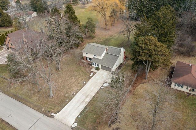 2324 S Brookland ROAD, New Berlin, WI 53151