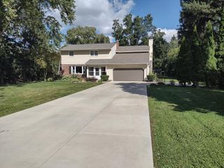2324 S Brookland ROAD, New Berlin, WI 53151