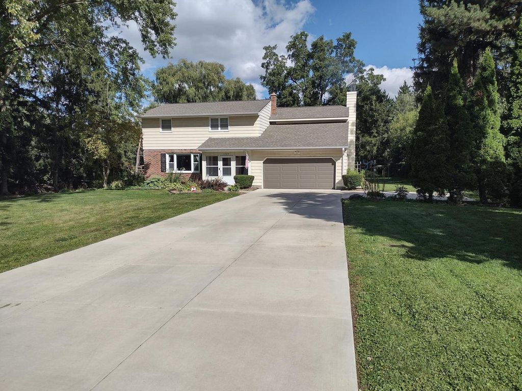 2324 S Brookland ROAD, New Berlin, WI 53151