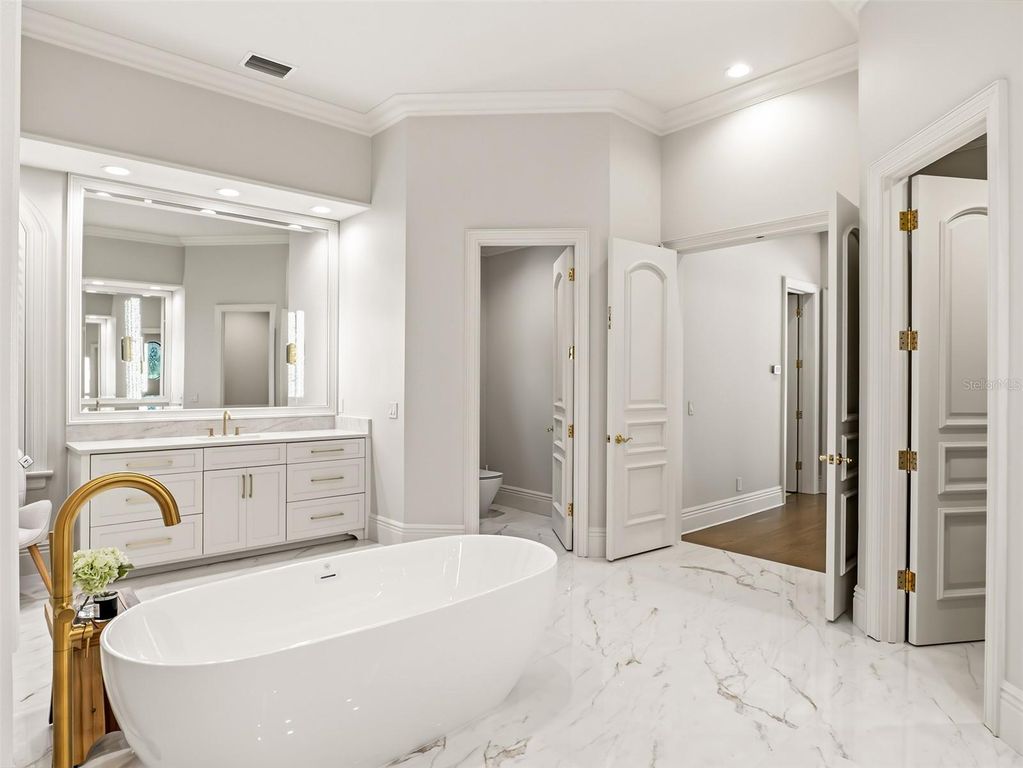 Image 24 of property listing at 9921 LAKE LOUISE DRIVE, Windermere, FL 34786