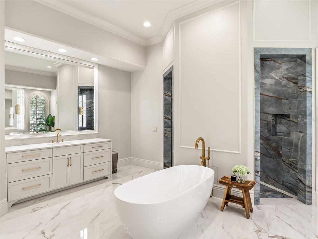 Image 25 of property listing at 9921 LAKE LOUISE DRIVE, Windermere, FL 34786