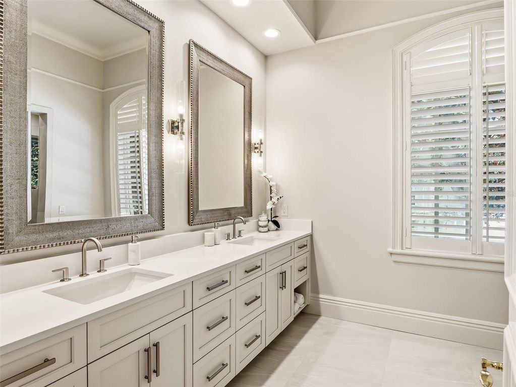 Image 39 of property listing at 9921 LAKE LOUISE DRIVE, Windermere, FL 34786