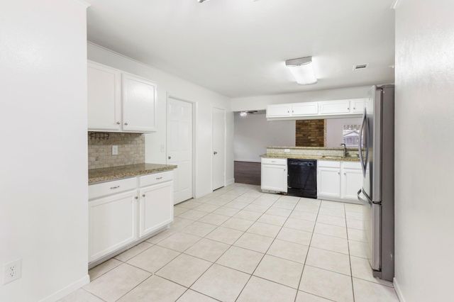 10 Rockridge Court, The Woodlands, TX 77381