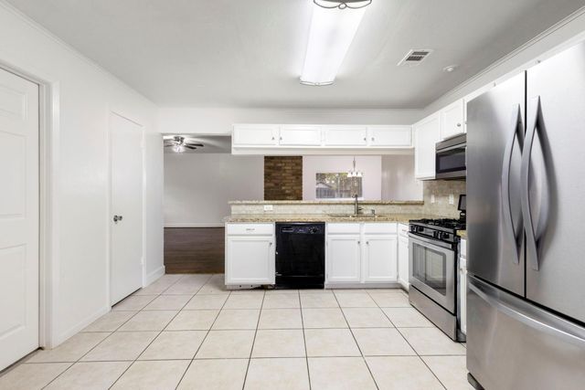 10 Rockridge Court, The Woodlands, TX 77381