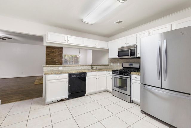 10 Rockridge Court, The Woodlands, TX 77381