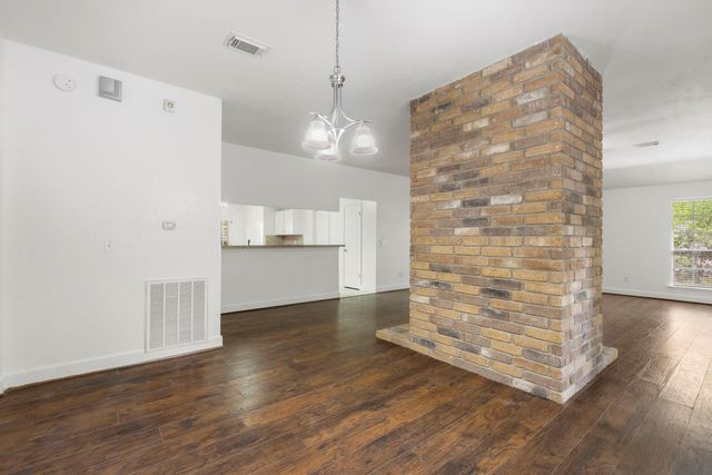 10 Rockridge Court, The Woodlands, TX 77381