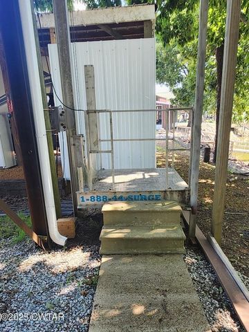 407 Pevahouse Camp Cir, Decaturville, TN 38329