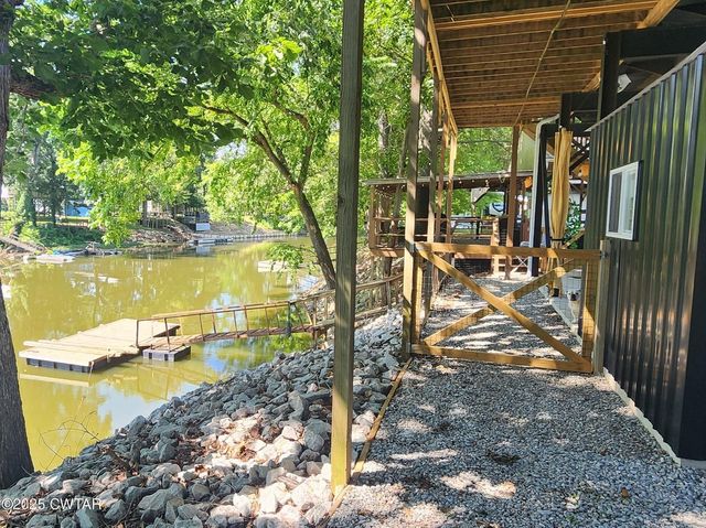 407 Pevahouse Camp Cir, Decaturville, TN 38329