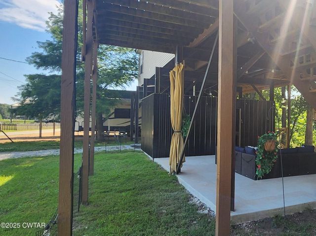 407 Pevahouse Camp Cir, Decaturville, TN 38329