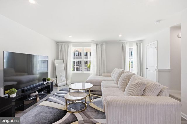 9-F FLOYD AVE, Beverly, NJ 08010