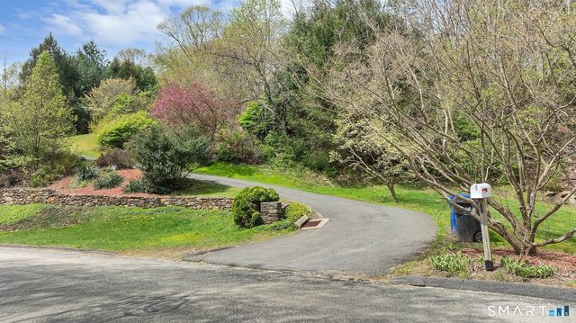 17 Carriage Lane, Woodbury, CT 06798
