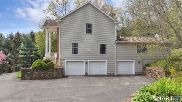 17 Carriage Lane, Woodbury, CT 06798