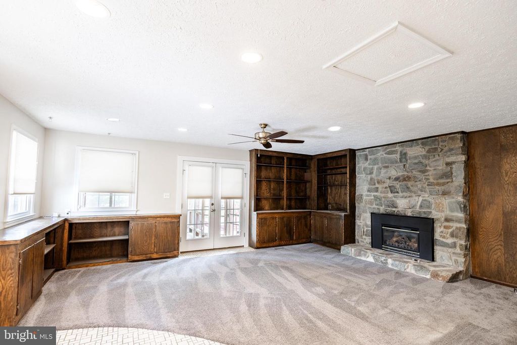 Image 10 of property listing at 2731 SUN VALLEY DR, Waldorf, MD 20603