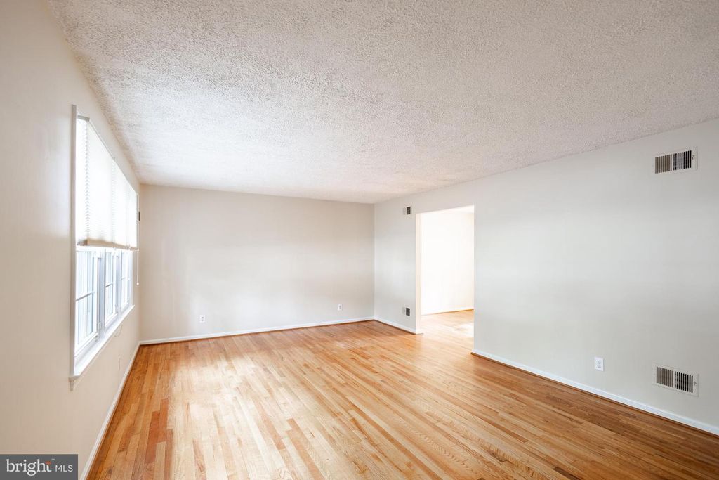 Image 12 of property listing at 2731 SUN VALLEY DR, Waldorf, MD 20603