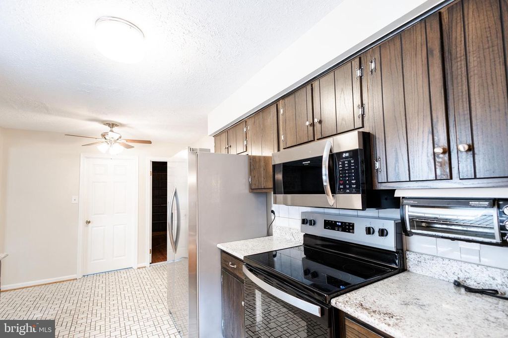 Image 15 of property listing at 2731 SUN VALLEY DR, Waldorf, MD 20603